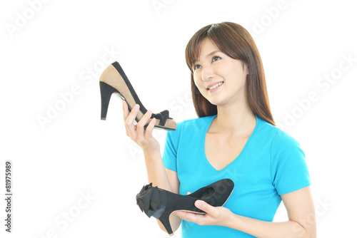靴を持つ女性