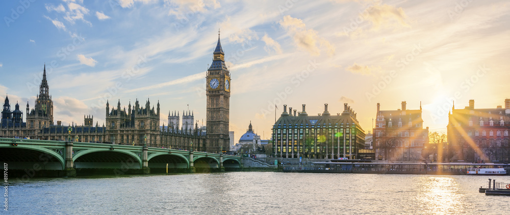 Naklejka premium Panoramiczny widok Big Ben zegarowy wierza w Londyn przy zmierzchem