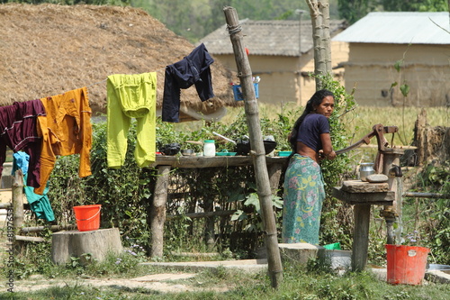 Frau beim Wasser holen in Nepal