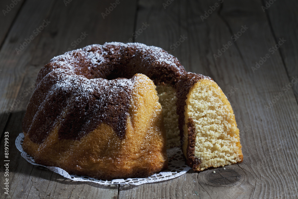 Marmorkuchen, Puderzucker, dunkler Holzuntergrund