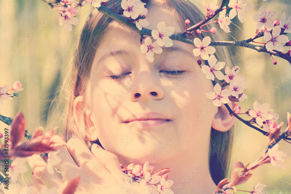 Obraz premium Entspannung - Kind genießt den Frühling