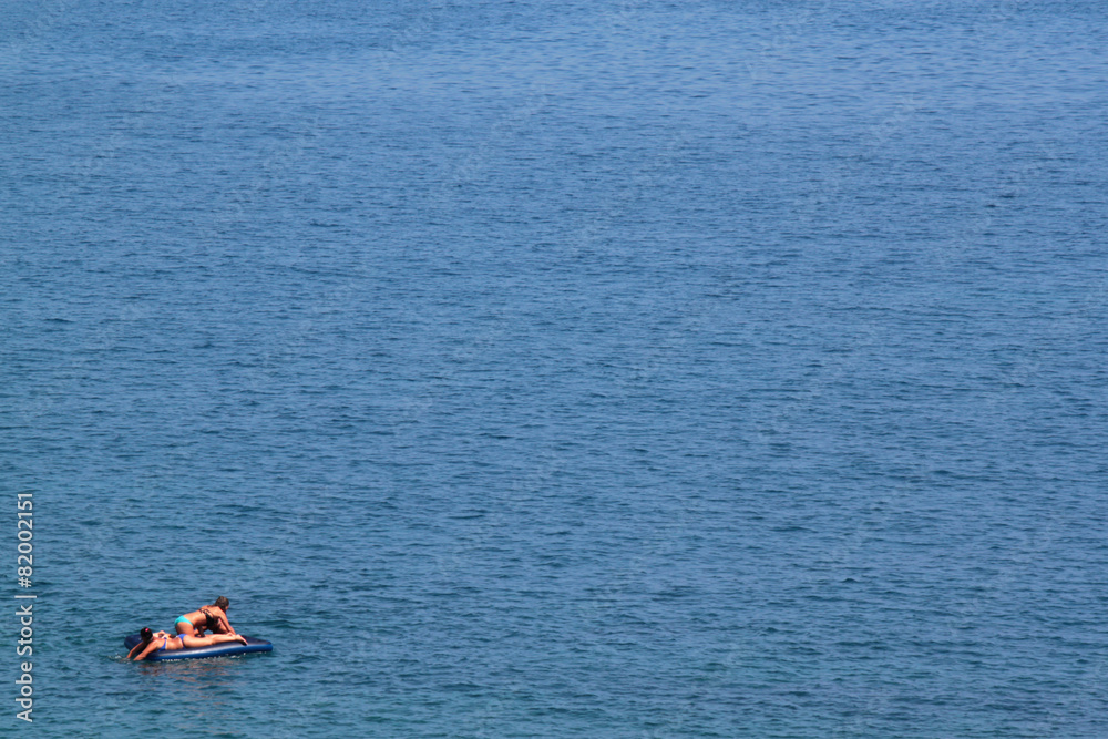 spiaggia siciliana con ragazzi a mare
