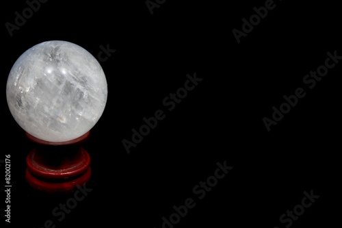 Obraz na płótnie Crystal ball on black background w salonie