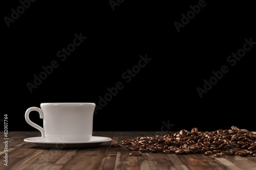 Tasse Kaffee vor schwarzem Hintergrund