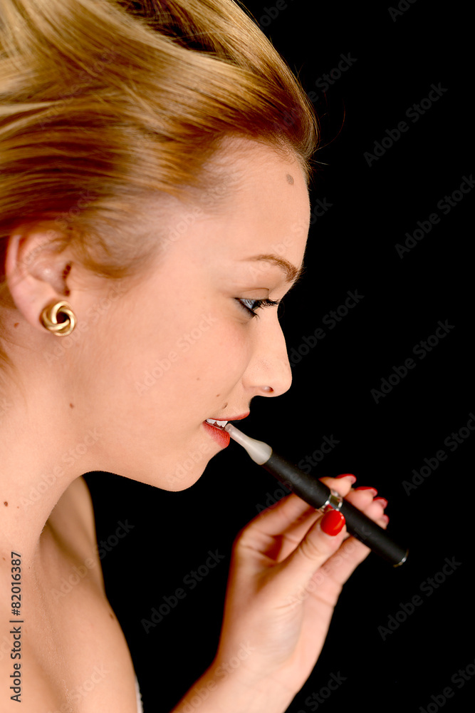 Obraz premium Femme fumant une cigarette électronique