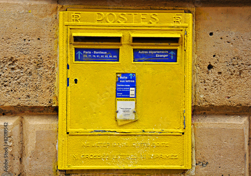 París, Francia, buzón de correos photo