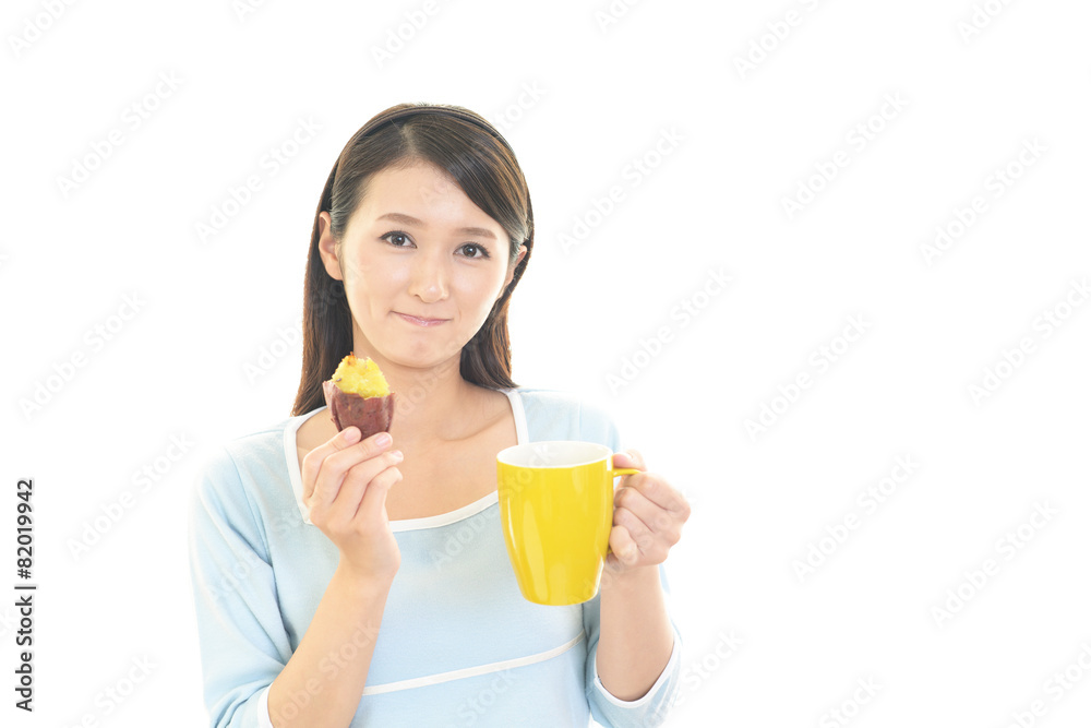 おやつを食べる女性 おやつを食べる女性