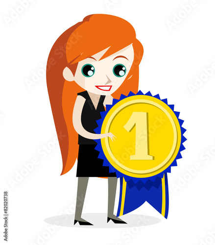 una mujer sosteniendo una insignia de primer lugar