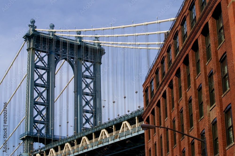 Fototapeta premium Manhattan Bridge and red brick building.