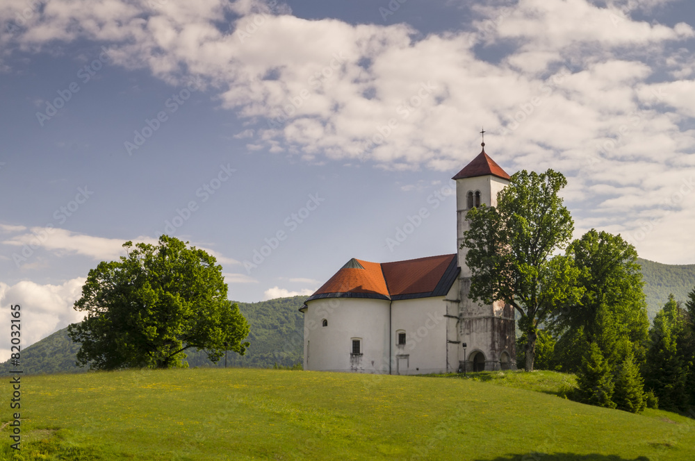 Biały kościół na wzgóżu