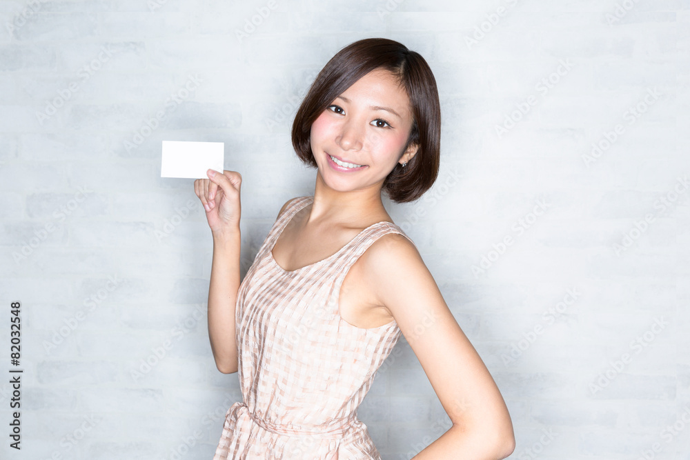 カードを持つ女性 カードを持つ女性