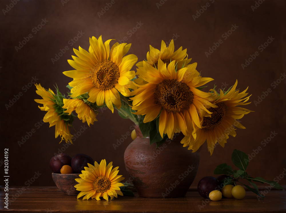Obraz premium Bouquet of sunflowers in old clay jug. 