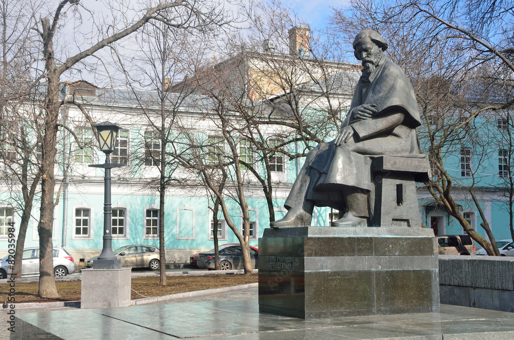 Fototapeta premium Памятник Николаю Гавриловичу Чернышевскому на Покровке в Москве