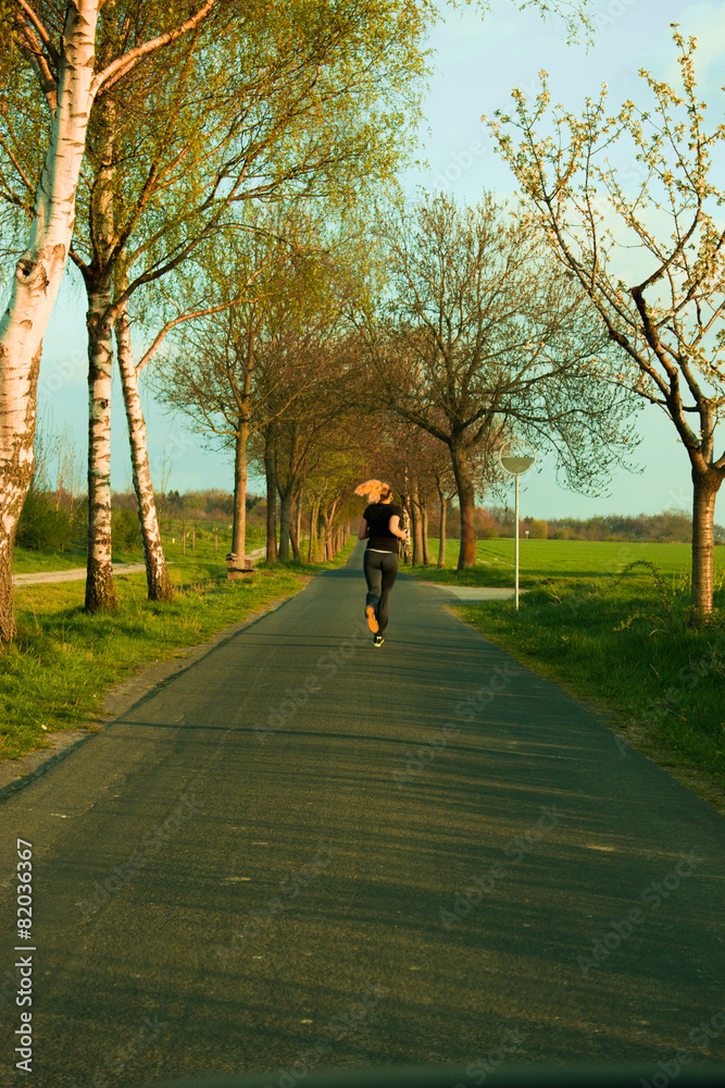 Joggerin in Allee Joggerin in Allee