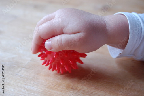 Kinderhand mit Igelball photo