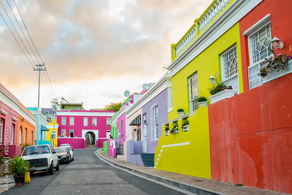 Naklejka premium Kolorowe domy w zabytkowej dzielnicy Bo-Kaap w Kapsztadzie