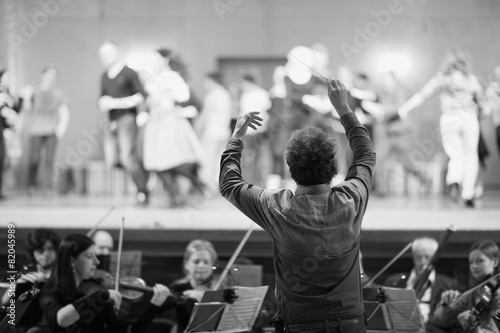 Fotografiet Orchestra conductor leading the musicians in the theater