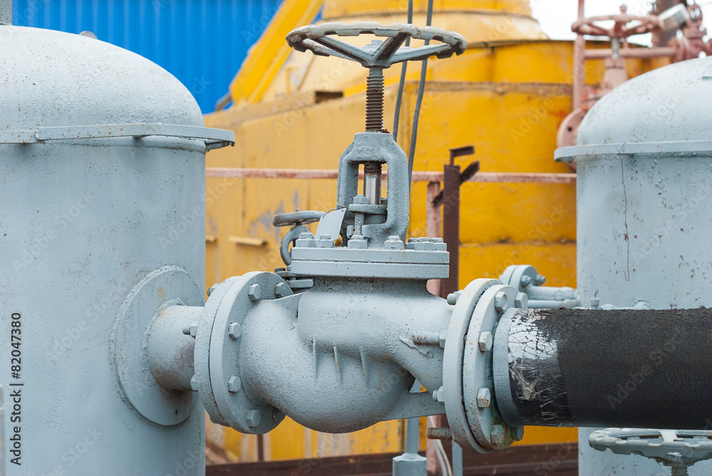 Gas valve on the pipe between the receivers. Gas valve on the pipe between the receivers.
