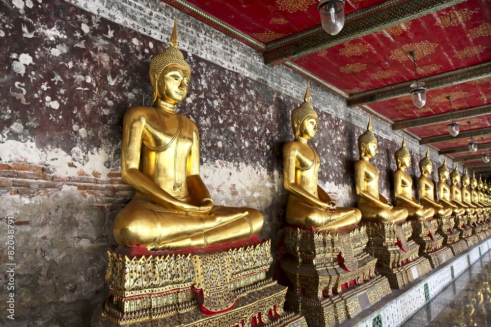 Obraz premium A golden Buddha statues