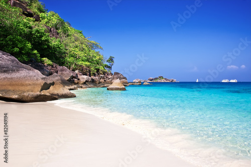 Tropical white sand beach © preto_perola