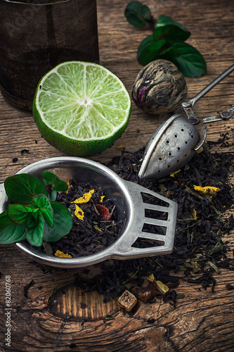 tea brew with lime and mint on wooden background © nikolaydonetsk
