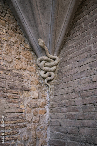 Decorazione in pietra a forma di serpente photo
