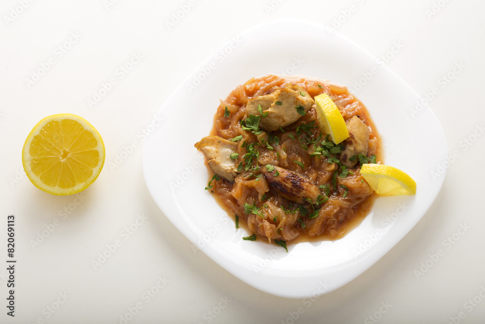 Chicken with onion and lemon