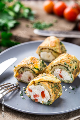 Omelette rolls with curd