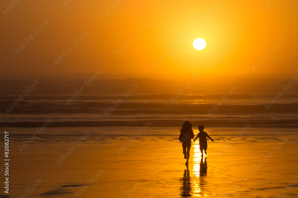 Fototapeta premium Kids running on beach silhouette