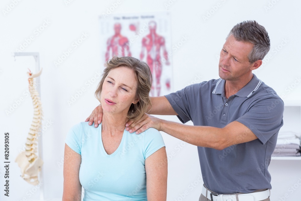 Obraz premium Doctor massaging his patient shoulders