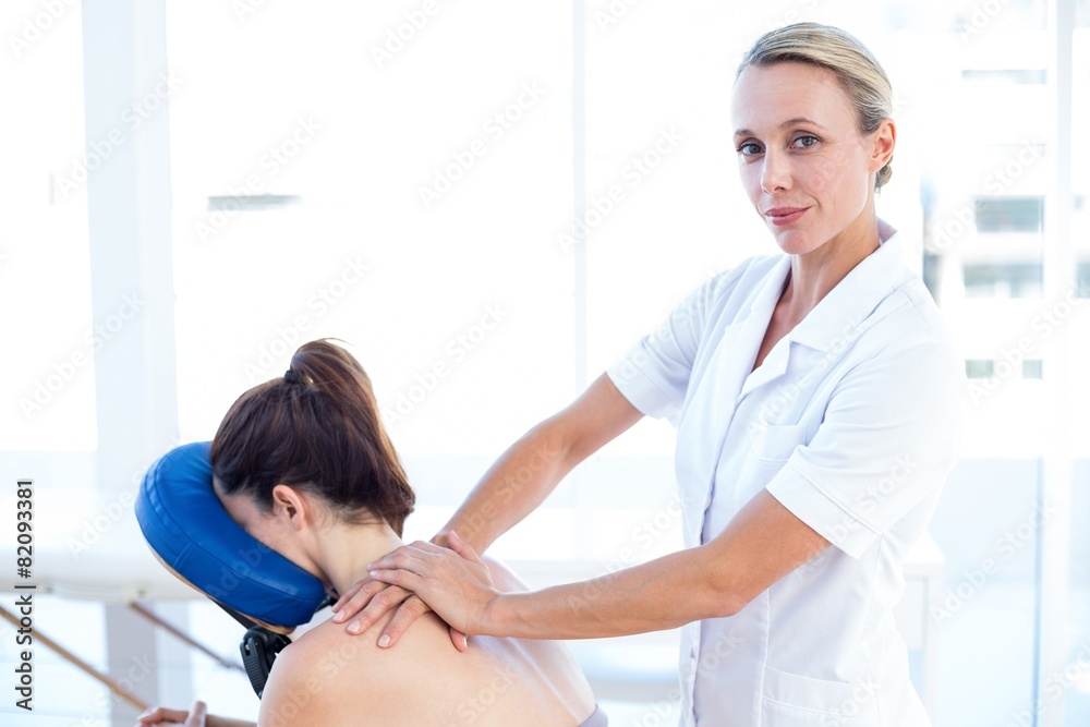 Obraz premium Woman having back massage