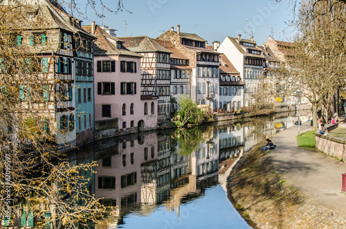 Historische Fachwerk Häuser spiegeln sich im Kanal in Straßburg