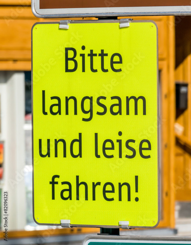 Gelbes Schild langsam fahren