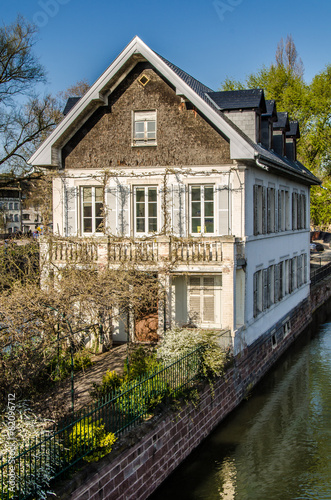 Historisches Fachwerk Haus am Kanal in Stra  burg