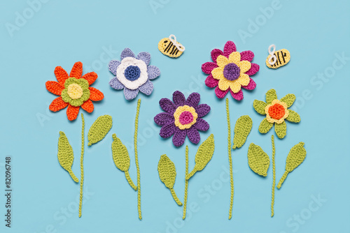 gehäkelte Blumen mit Biene