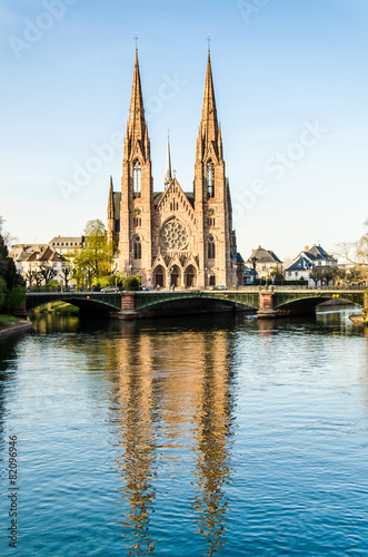 Kirche spiegelt sich im Kanal in Straßburg