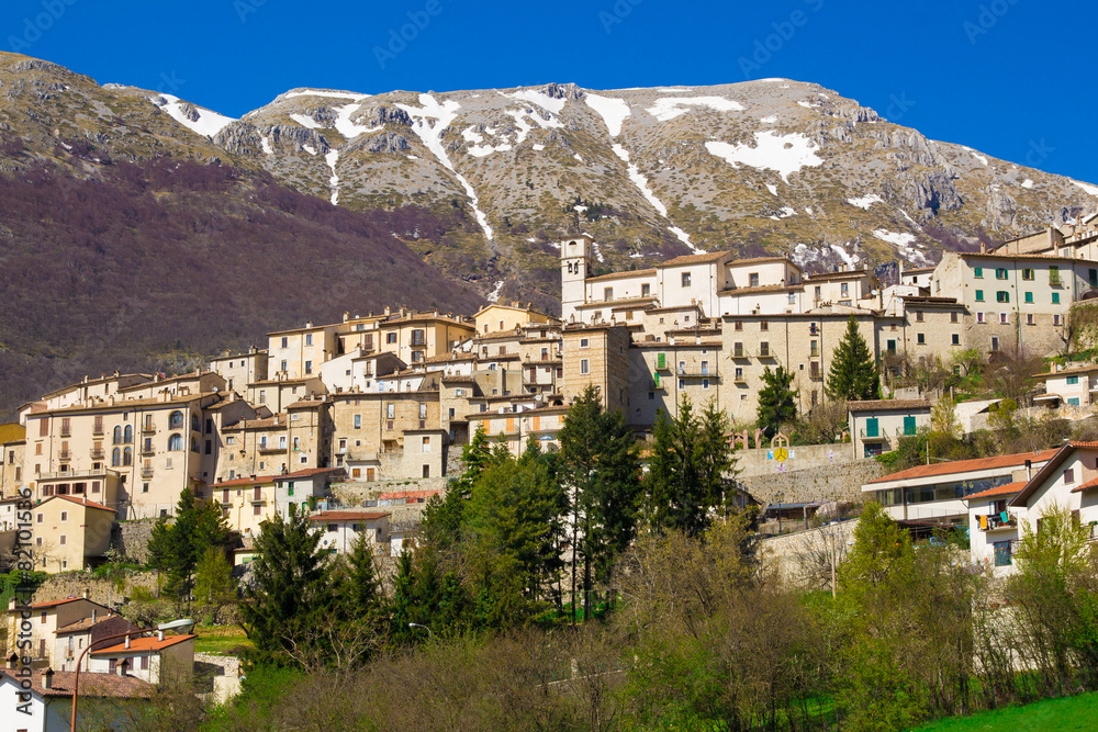Fototapeta premium Antico borgo medievale in Abruzzo