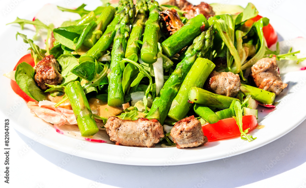 Grüner Salat mit Spargel und italienisch Salsiccia Grüner Salat mit Spargel und italienisch Salsiccia