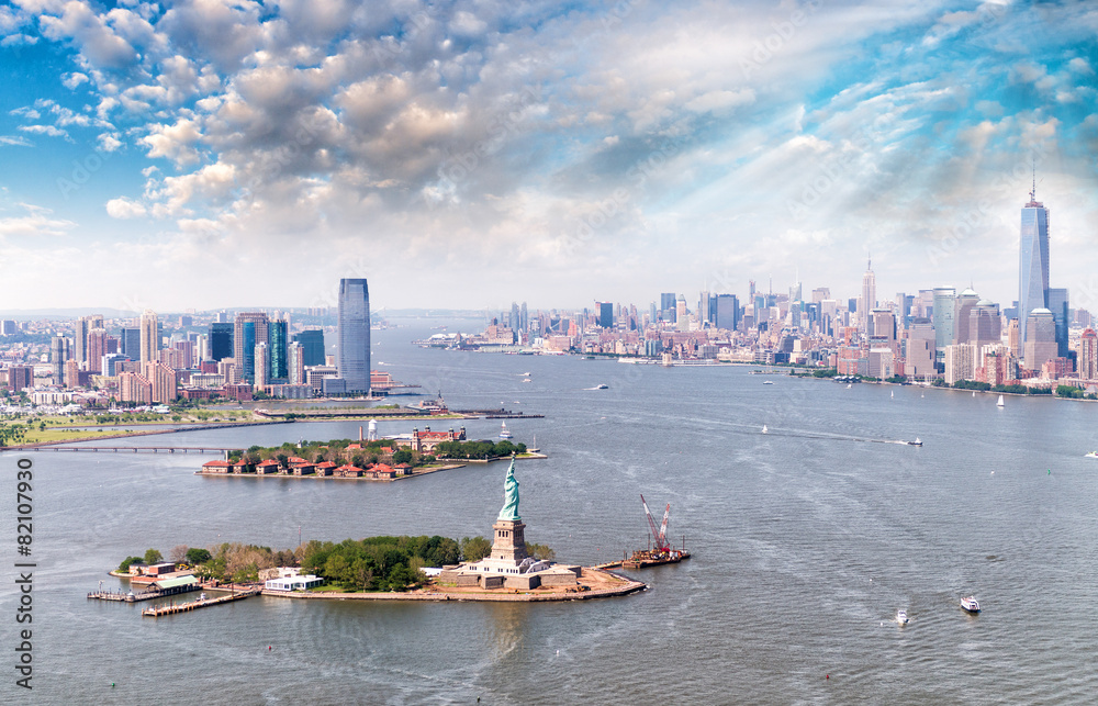 Naklejka premium Aerial view of Statue of Liberty - Manhattan and Jersey City