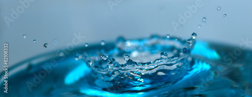 Salpicadura de una gota de agua en forma de corona
