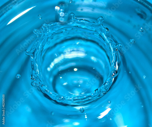 gota de agua en forma de corona