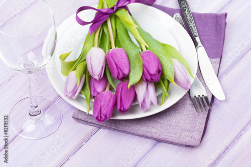 Fototapeta Naklejka Na Ścianę i Meble -  Purple tulip bouquet over plate on wooden table