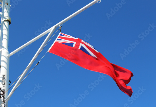 Foto Red Ensign Flag flying in the wind from a ship's flagpole