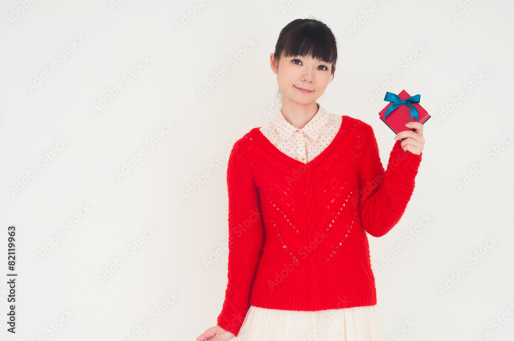 プレゼントを持つ女性 プレゼントを持つ女性