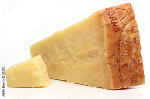 italienischer Grana Padano Käse isoliert auf weißem Hintergrund