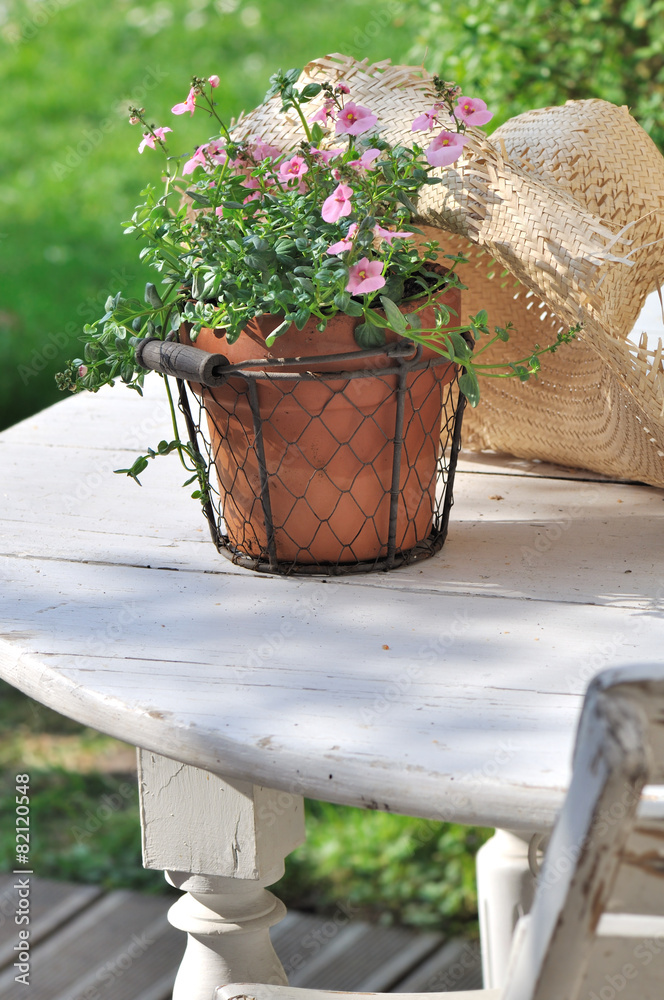 pot de fleurs sur table de jardin