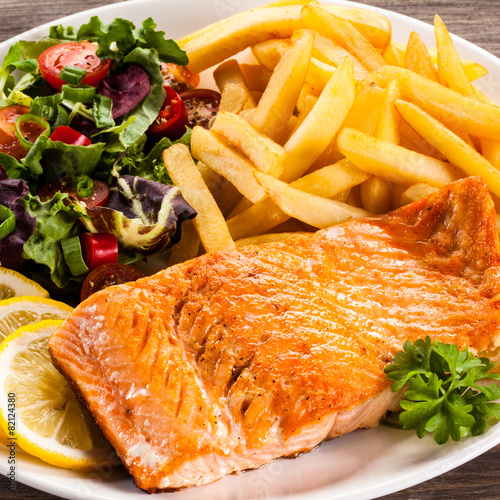 Foto Fried salmon and vegetables