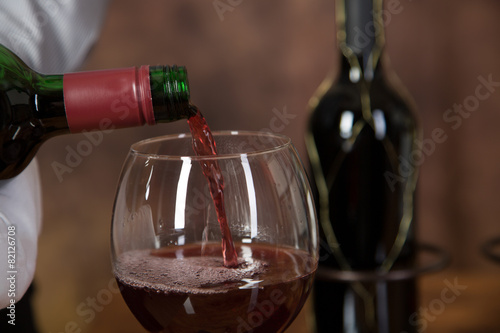Ein Sommelier gibt Rotwein in dein Glas