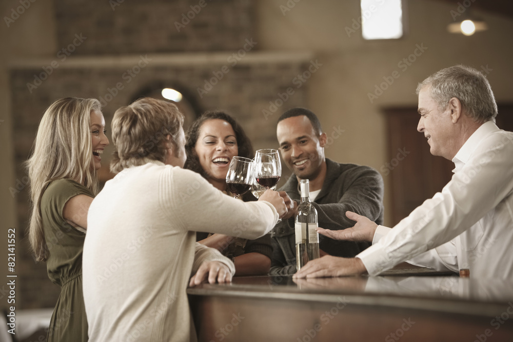 © John Fedele/Blend Images - Friends drinking wine together © John Fedele/Blend Images - Friends drinking wine together