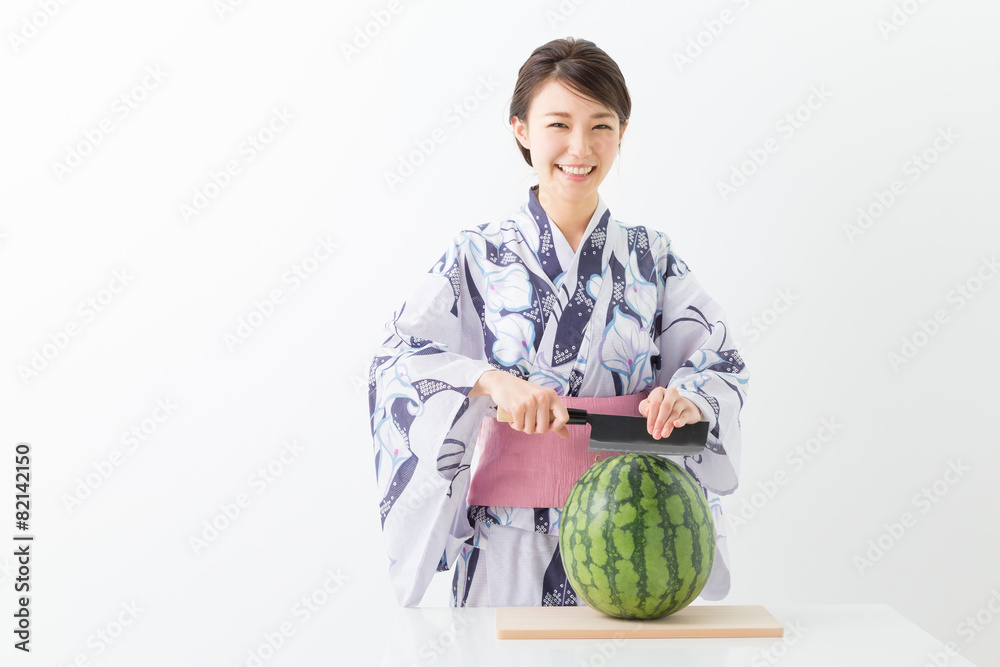 浴衣を着た女性　スイカ
